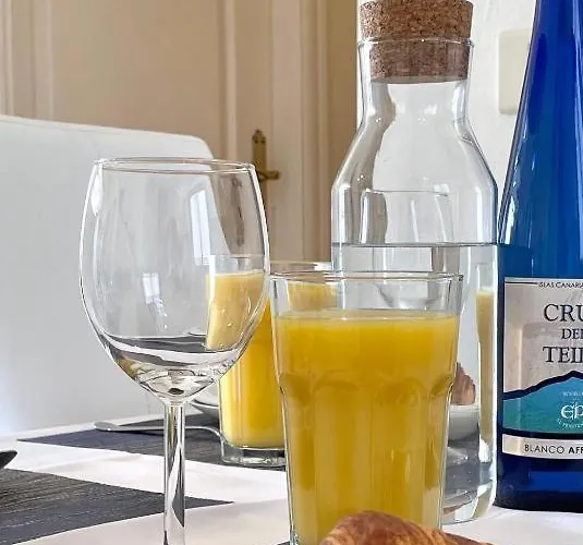 Vincent, Cozy And Sunny Over The Rooftops Апартаменты *