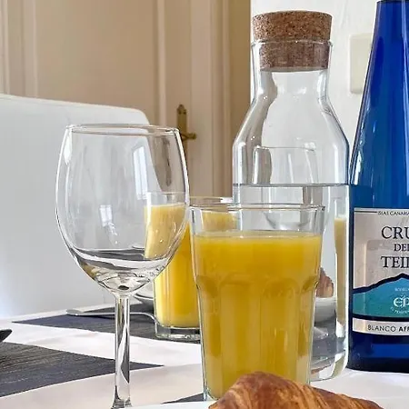 Vincent, Cozy And Sunny Over The Rooftops Apartment *