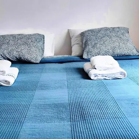 Vincent, Cozy And Sunny Over The Rooftops דירה