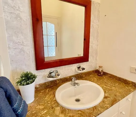 Vincent, Cozy And Sunny Over The Rooftops * פוארטו דל כרמן