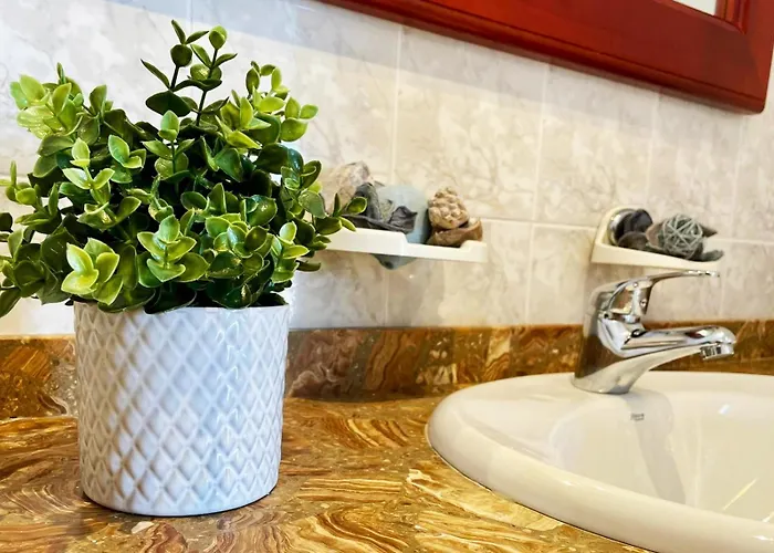 Vincent, Cozy And Sunny Over The Rooftops דירה