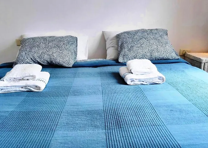 Vincent, Cozy And Sunny Over The Rooftops 아파트