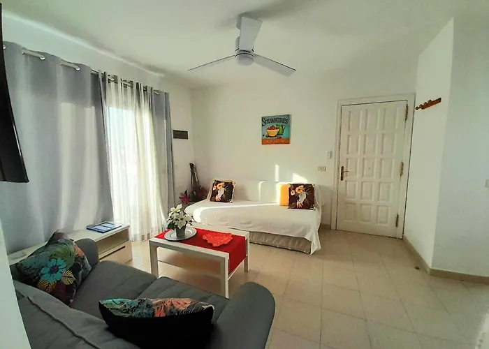 Vincent, Cozy And Sunny Over The Rooftops 아파트